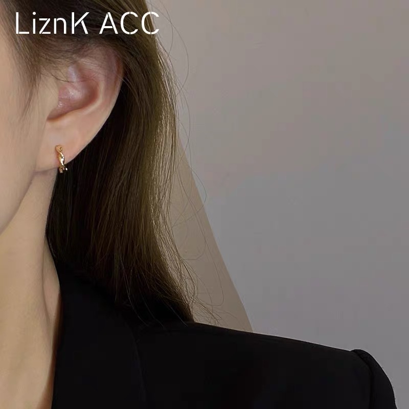 In Dongdaemun, South Korea, there are simple ear rings. Women don't need to remove ear studs when sleeping. Geometric twisted Mobius ring earrings are versatile details Picture