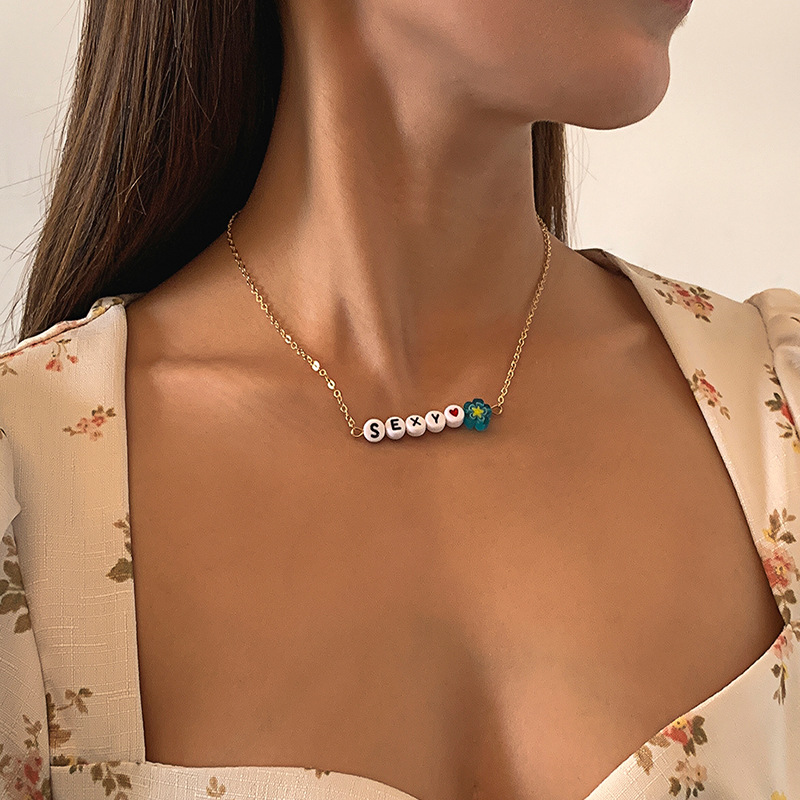 Fashionable and simple acrylic glass small flower necklace, European and American country style colorful beaded collarbone chain bracelet set full figure
