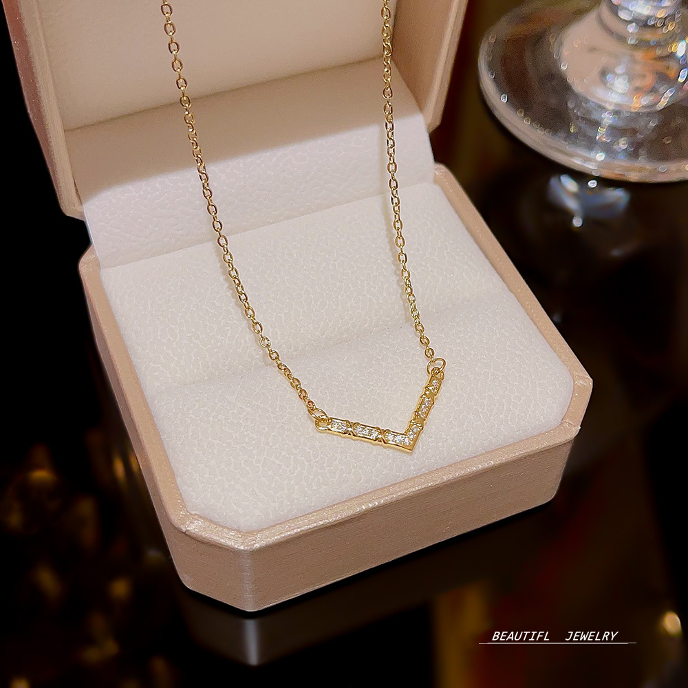 Korean simple and versatile letter necklace for women, light luxury with zircon V-shaped pendant, niche design sense, neckchain and collarbone chain full figure
