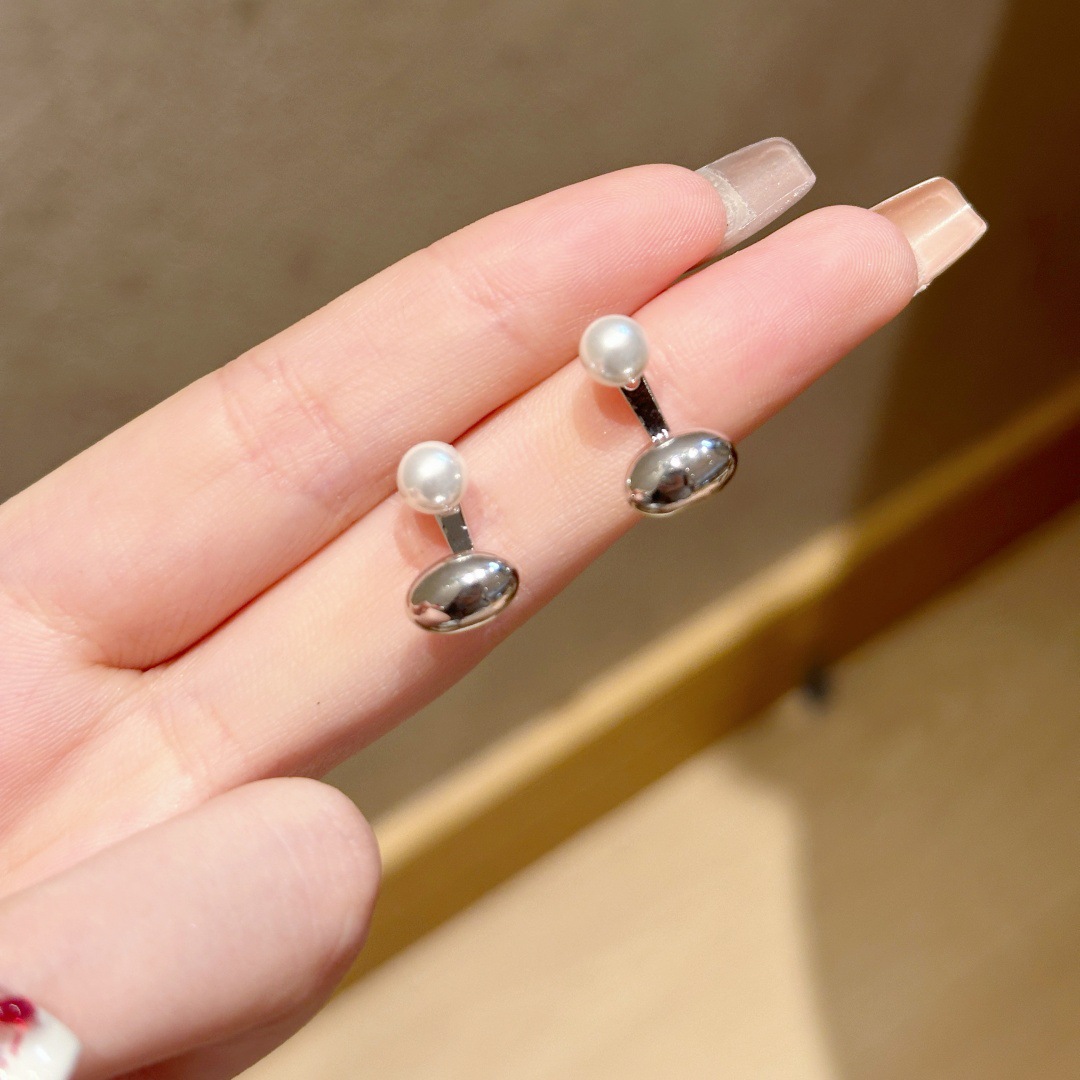 The 2025 new best-selling pearl pendant stud earrings for women, with a niche design sense and a high-end, light luxury style, are earrings and pendants details Picture