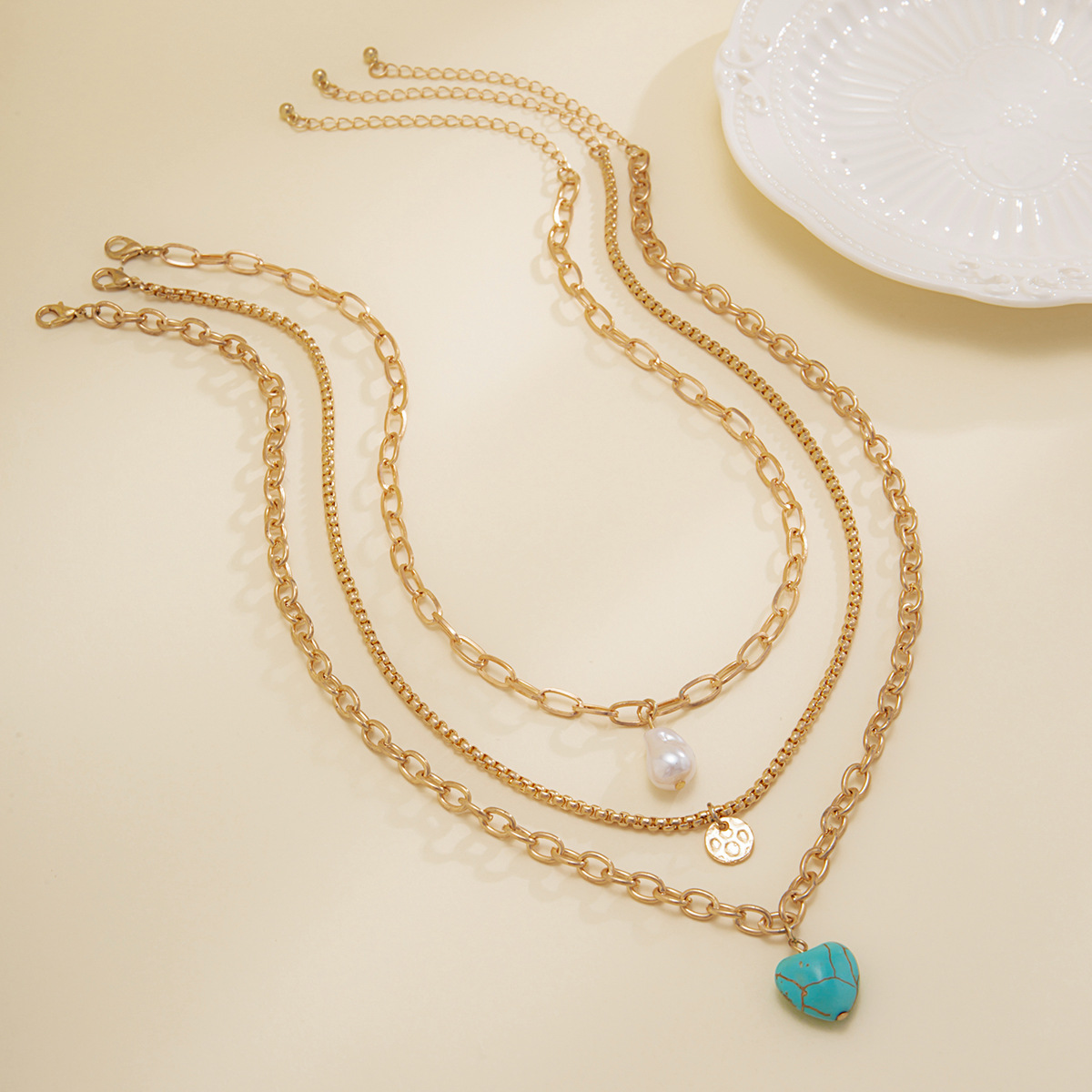 European and American cross-border jewelry, ethnic Baroque style imitation pearl necklace, women's retro and versatile turquoise heart-shaped necklace Application Scenario
