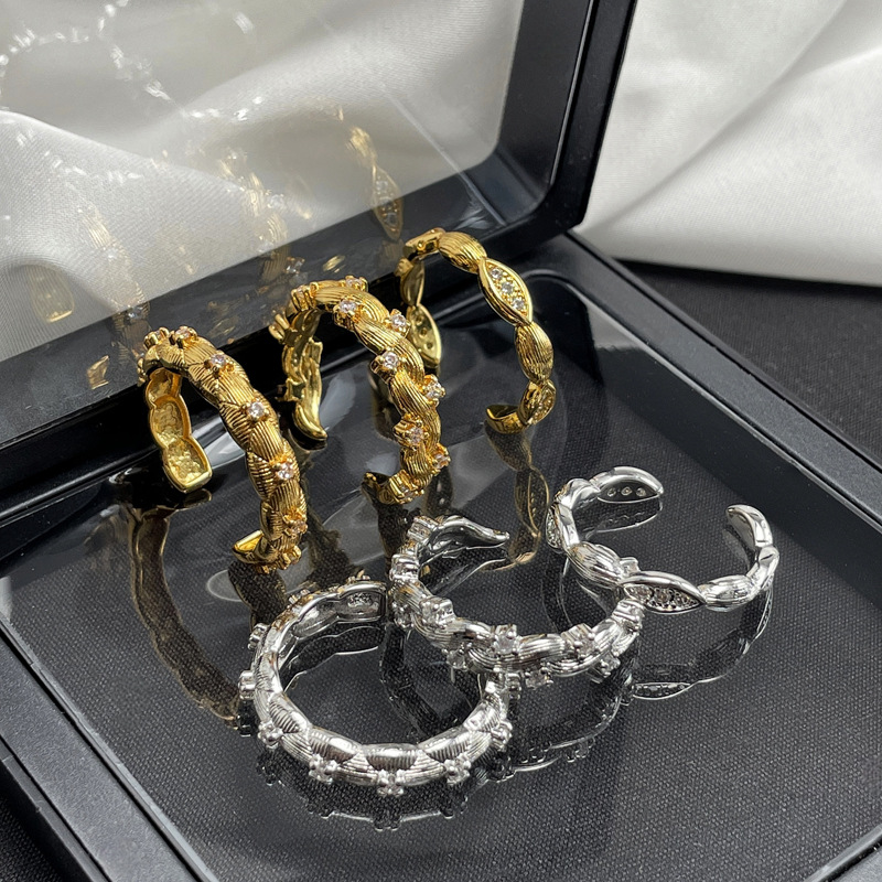 Italian retro brushed twist woven rings for women, adjustable, sweet and cool style, fashionable and unique couple ring trend Application Scenario