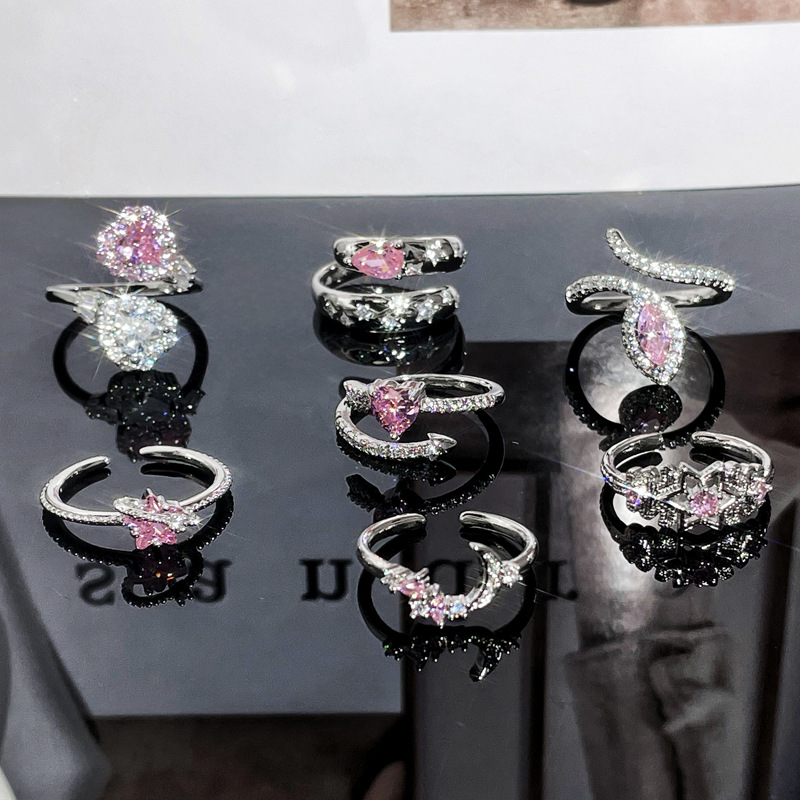 The new ring is a delicate, light luxury and niche design for women. It features a pink diamond open-top ring with a high-end, fashionable and cold style full figure