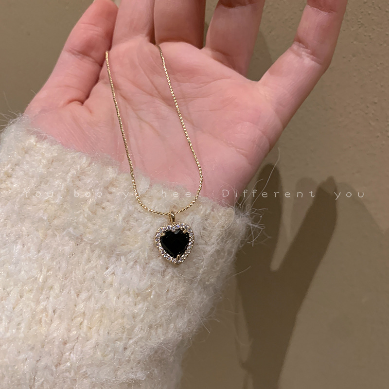 A light luxury black heart-shaped necklace with a French retro, niche and elegant design for women, paired with a collarbone chain accessory Application Scenario