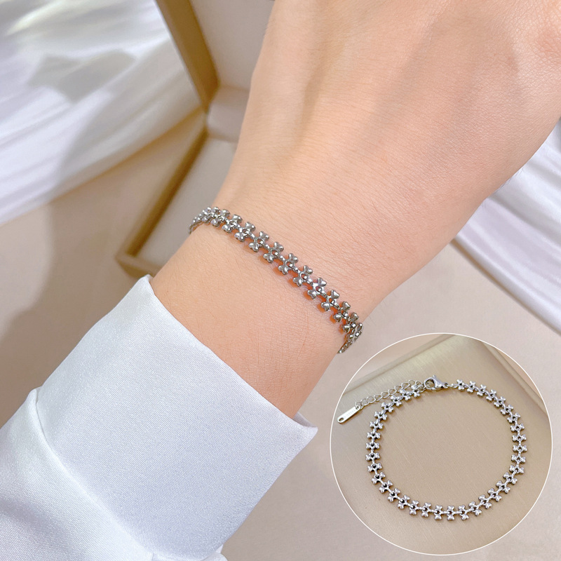 【 All-titanium Steel 】 Dongdaemun Personalized Love Dog bone Chain bracelet Female Internet celebrity retro best friend Application Scenario
