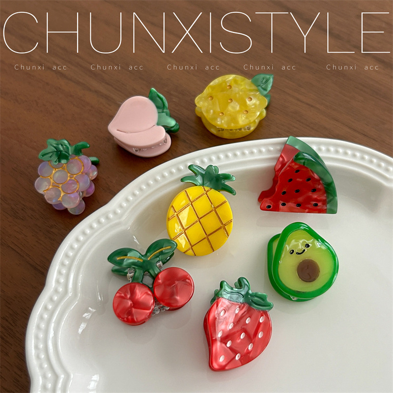 A pair of clips look even better ~ High top, cute fruit, small hair clips, strawberry, red bangs, top clips, small clips Application Scenario