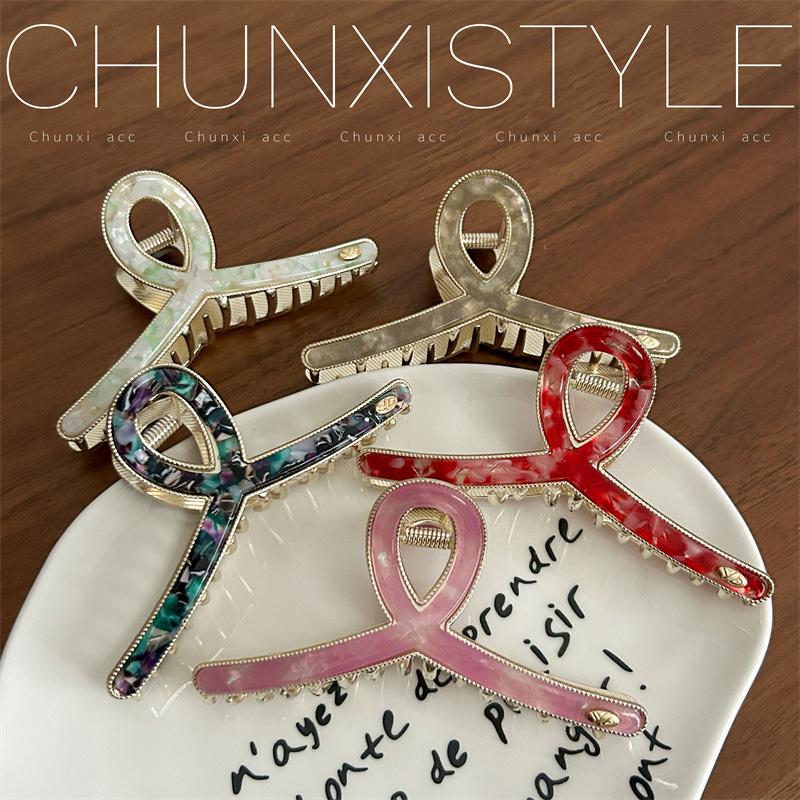 The high-end retro acetate shark clip, elegant and refined hair clip, is a popular female headwear with a hair clip on the back of her head details Picture
