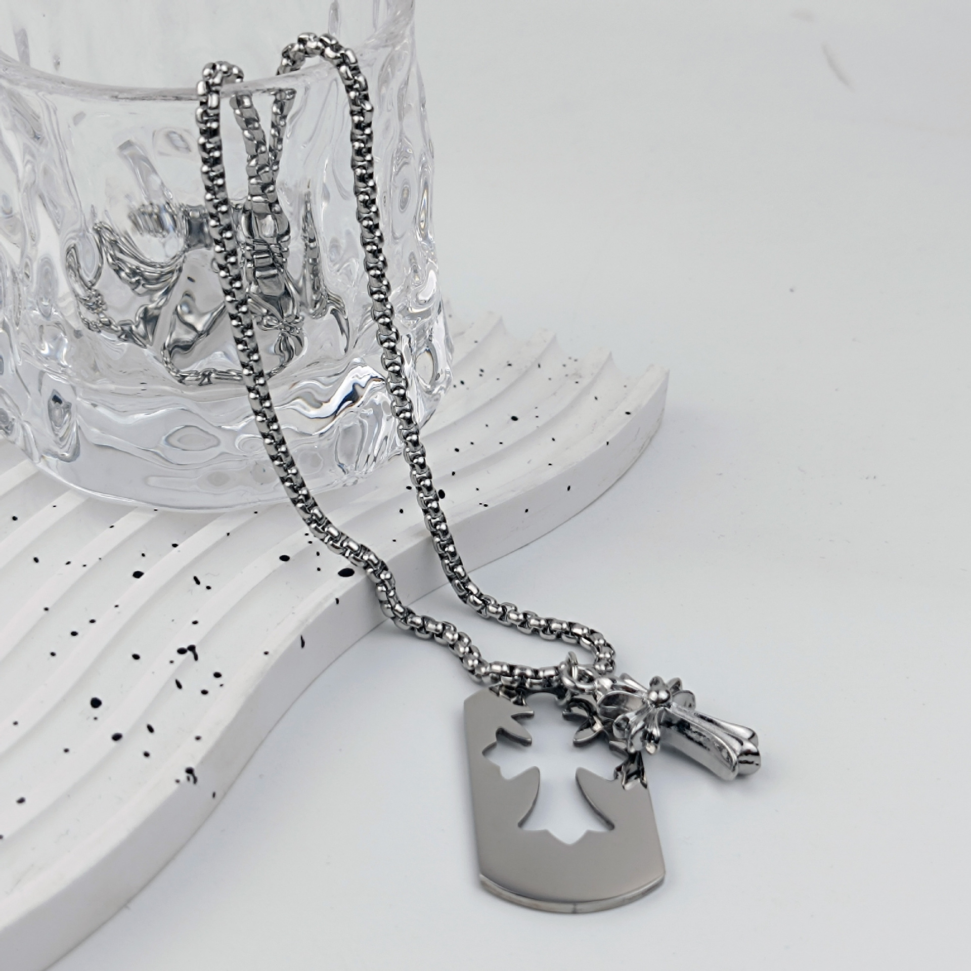 The popular CH cross necklace in Europe and America is a neutral, fashionable and trendy collarbone chain for couples, a square pendant, a sweater chain for women details Picture