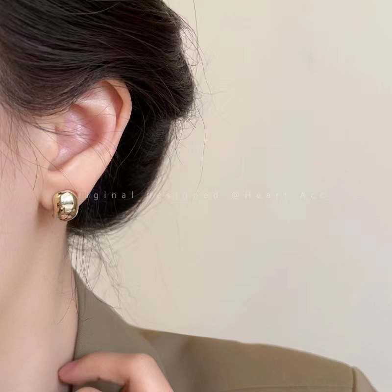 The new semi-round stud earrings for women in 2025 are fashionable, high-end, versatile and simple in design full figure