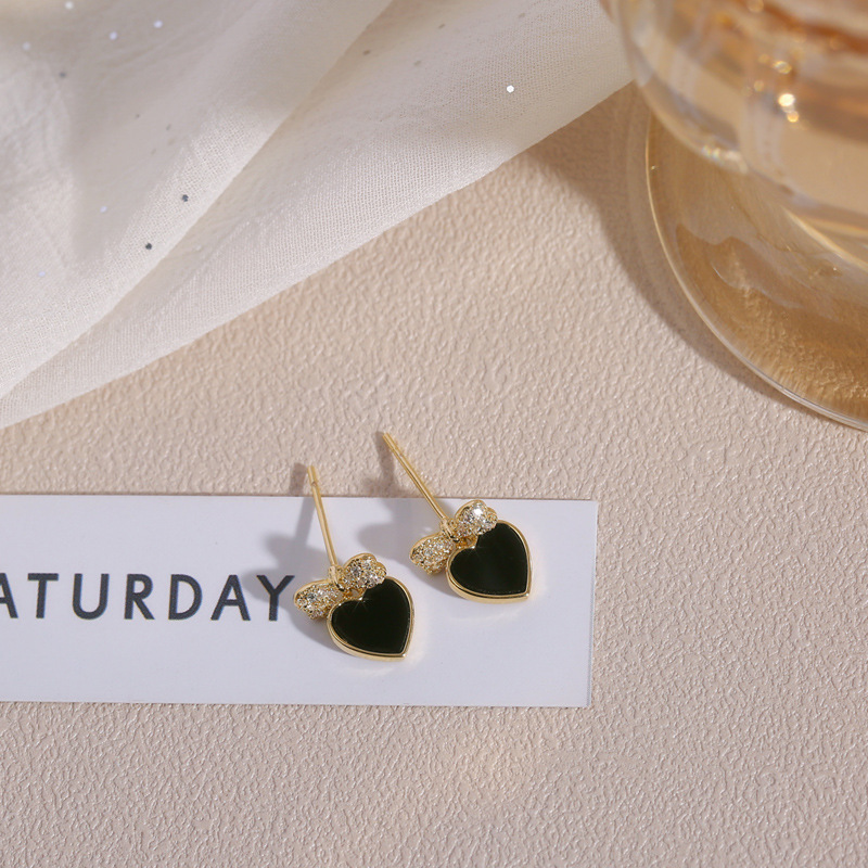 The new 925 silver needle black peach earrings are a favorite among women. The bow stud earrings feature a niche design and a cool style Specification drawing