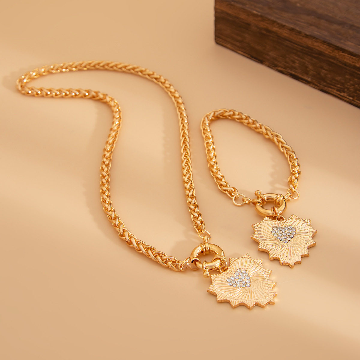 European and American cross-border jewelry, diamond-encrusted heart-shaped metal pendant necklace, light luxury style spring buckle collarbone chain set Application Scenario