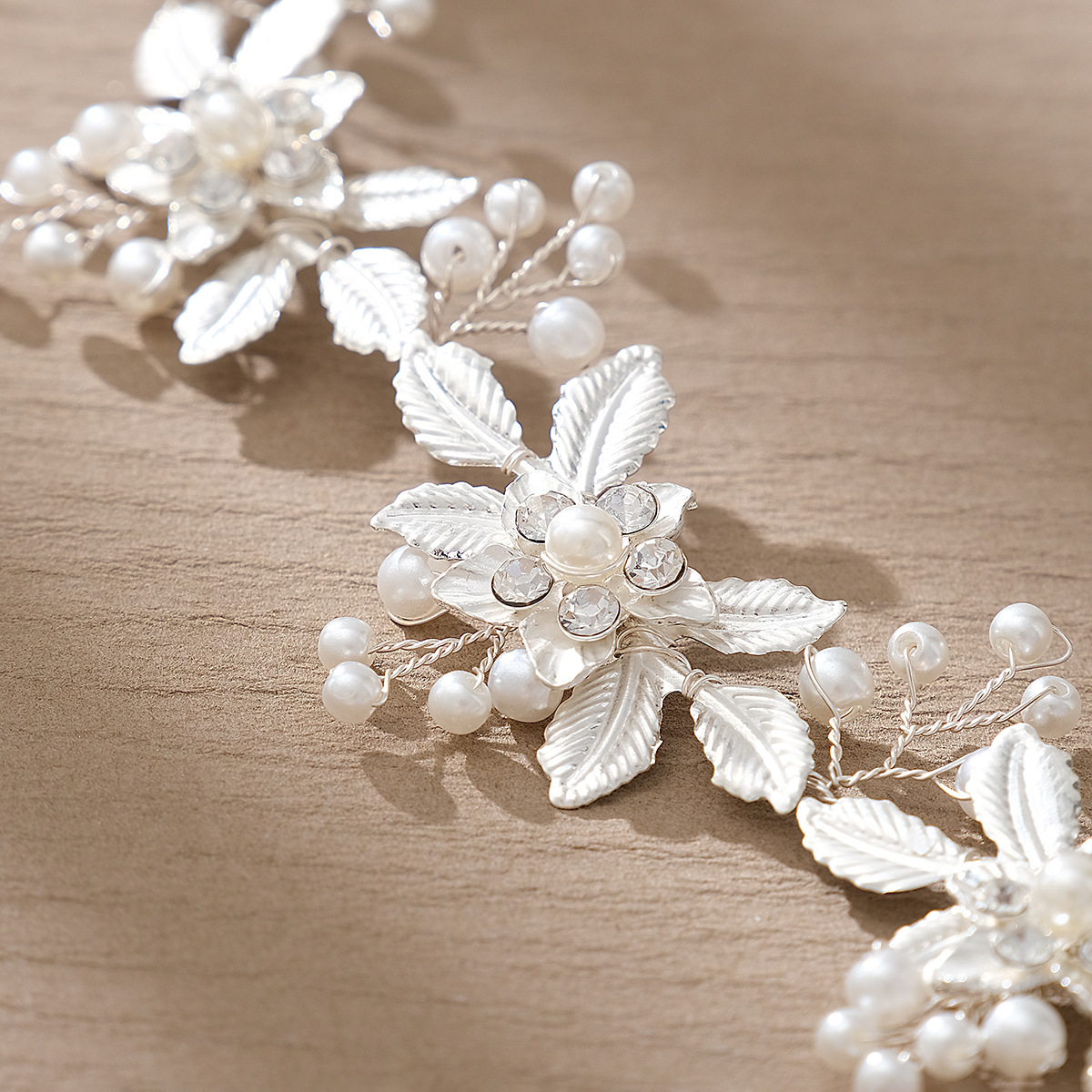 Korean-style bridal gowns, evening gowns, hair accessories, forest-style floral braided hair headbands, Xiuhe dress updo, versatile pearl hair bands Application Scenario