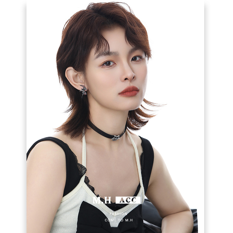 Spicy Girl sweet and cool dark punk belt necklace choker necklace, a niche original design for women with a high-end look details Picture