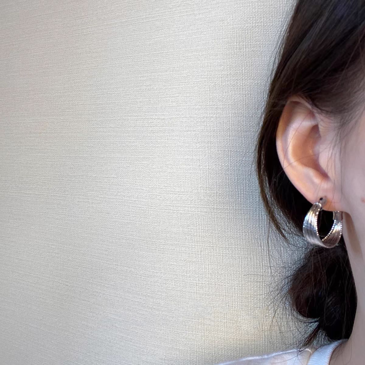 The simple and versatile metallic silver multi-layer coil C-shaped earrings exude a feminine charm, a high-end and cold style, and a niche design sense full figure