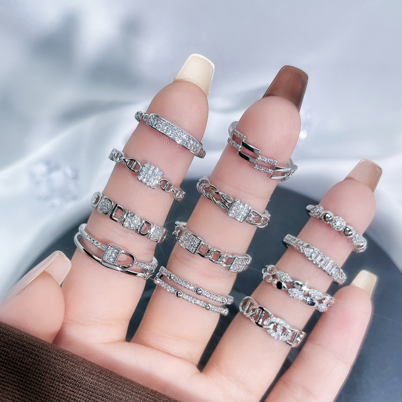 A high-end, light luxury, pig nose, irregular chain opening ring, a woman's delicate and elegant temperament, fashionable and cold style ring trend full figure