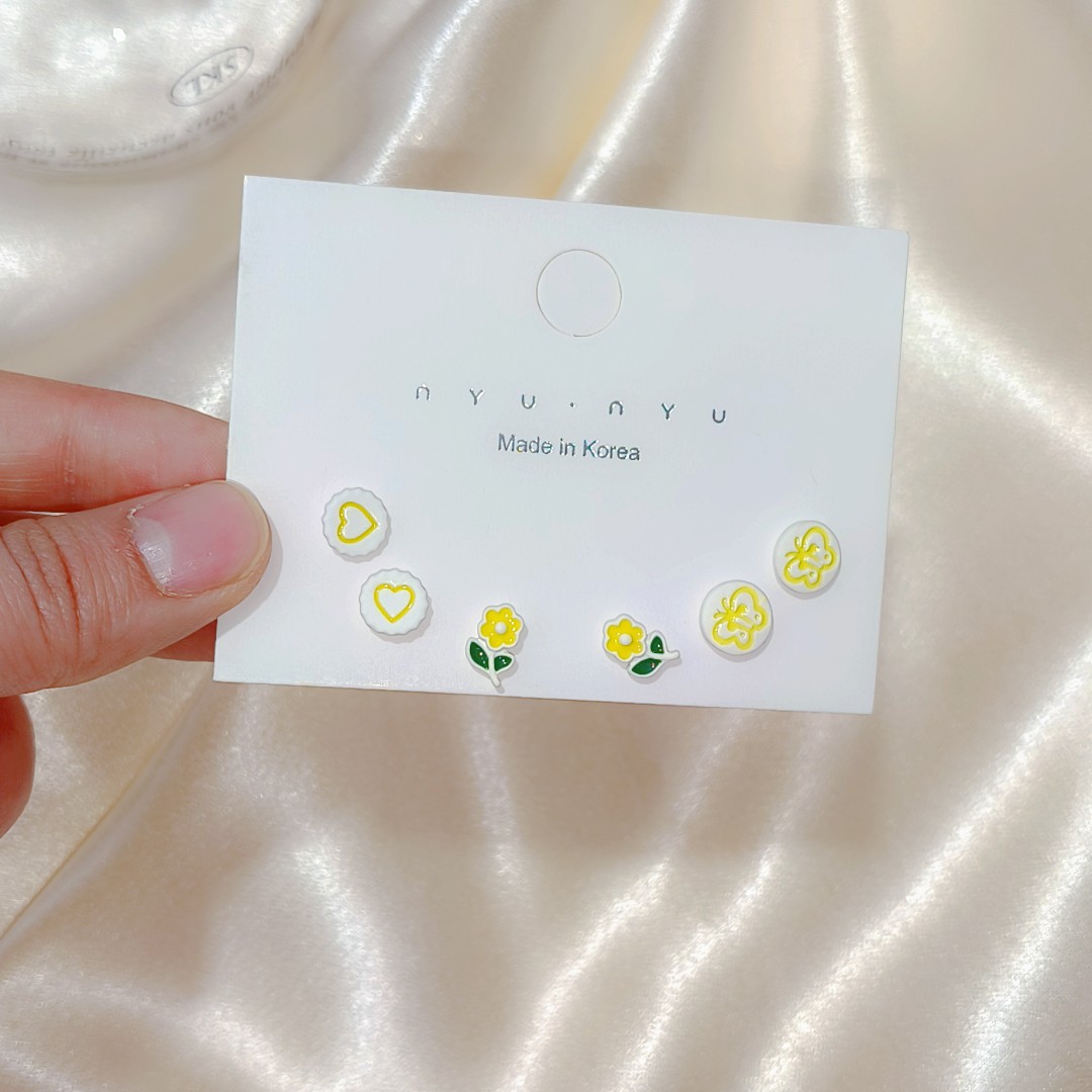 A fresh and elegant yellow flower three-piece set of ear studs for women, with a sweet and unique style, is versatile and has a small design sense details Picture