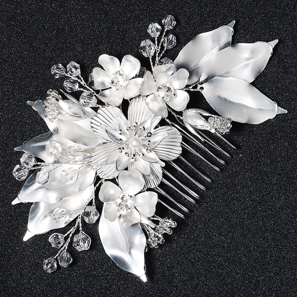 miallo high-end bridal hair accessories, creative hair combs, golden flower hand-inserted combs, European and American wedding veil accessories Application Scenario