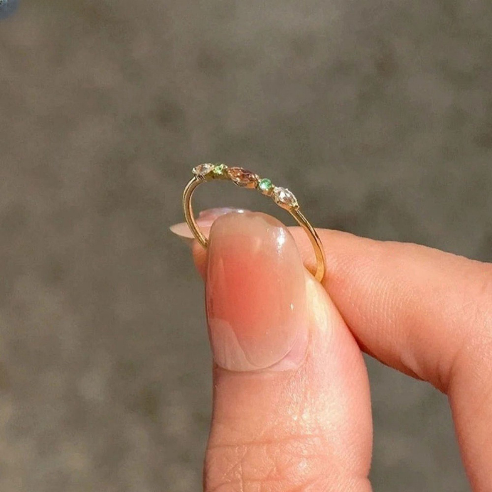 Exquisite and high-end colored zircon plain ring, a niche design for women, sweet and trendy ring, a versatile and elegant accessory Application Scenario