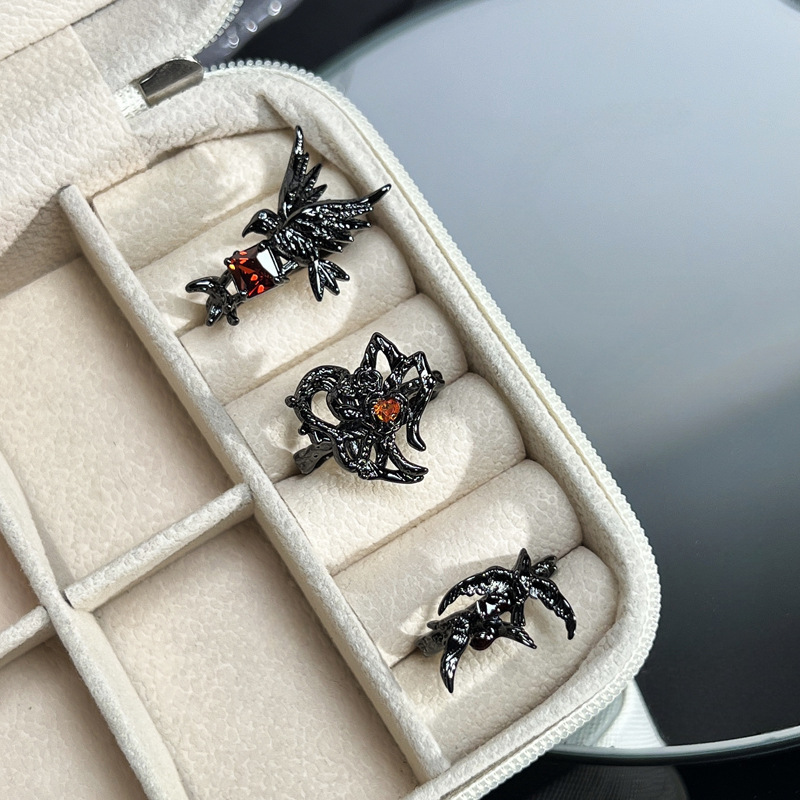 A cool, dark punk, trendy crow, irregular thorn opening ring with a neutral style and a snake-shaped fashionable niche ring full figure