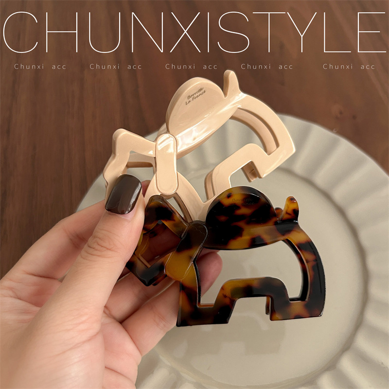 Korean version acetic acid puppy dog gripper hair clip, cute cartoon hair clip, girl's updo hair, shark clip headwear, new hair accessory Application Scenario