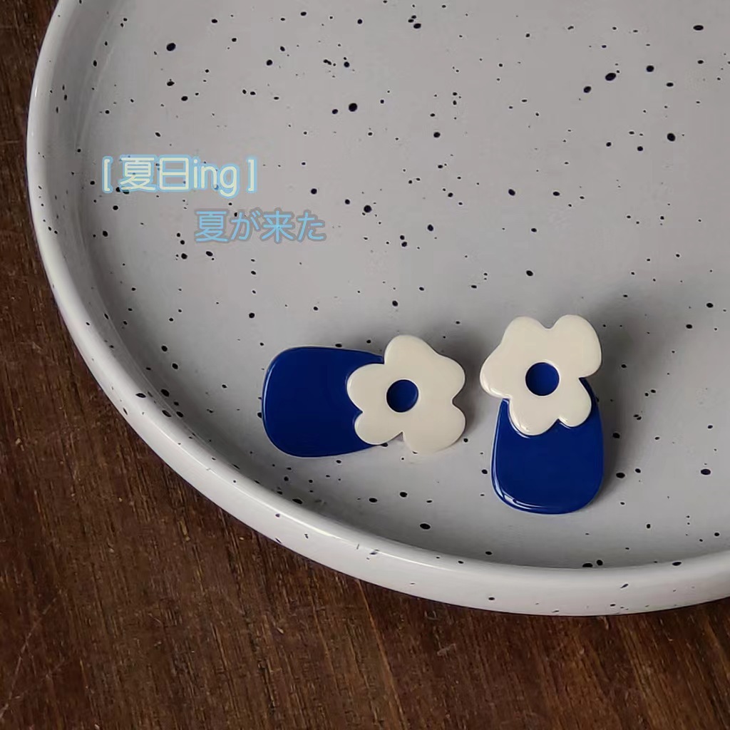 New Korean Klein blue flower stud earrings for women 925, versatile for daily use, simple, fashionable and niche design Specification drawing