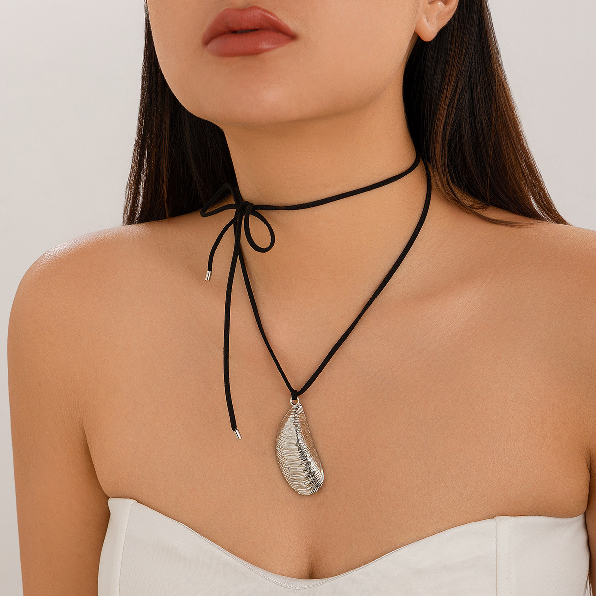 European and American cross-border irregular striped ins water drop pendant necklace, sweet and cool metal exaggerated necklace item accessory details Picture