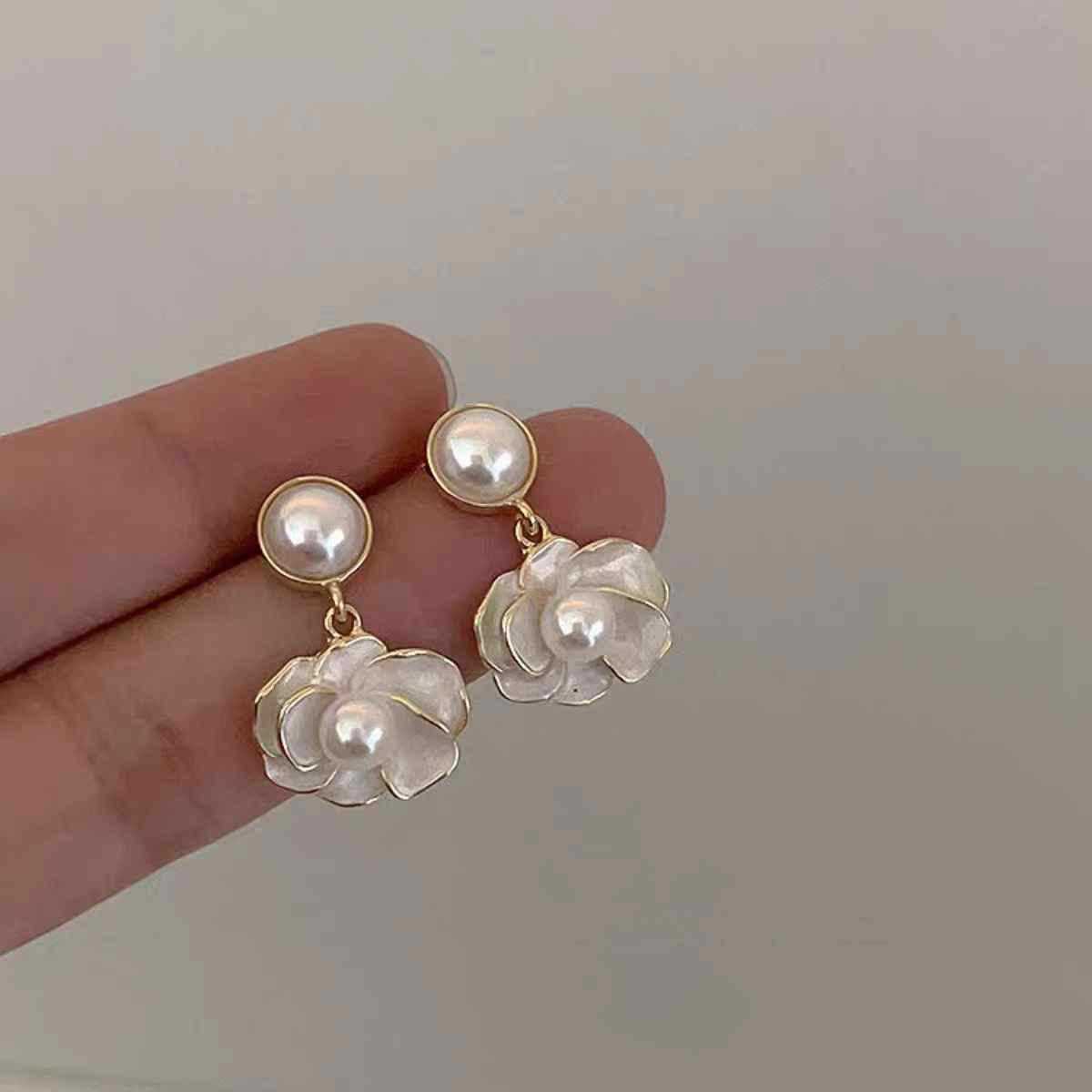 French-style oil-dripping pearl flower stud earrings, a niche design with a high-end feel, fashionable and elegant, retro and refined earrings Application Scenario