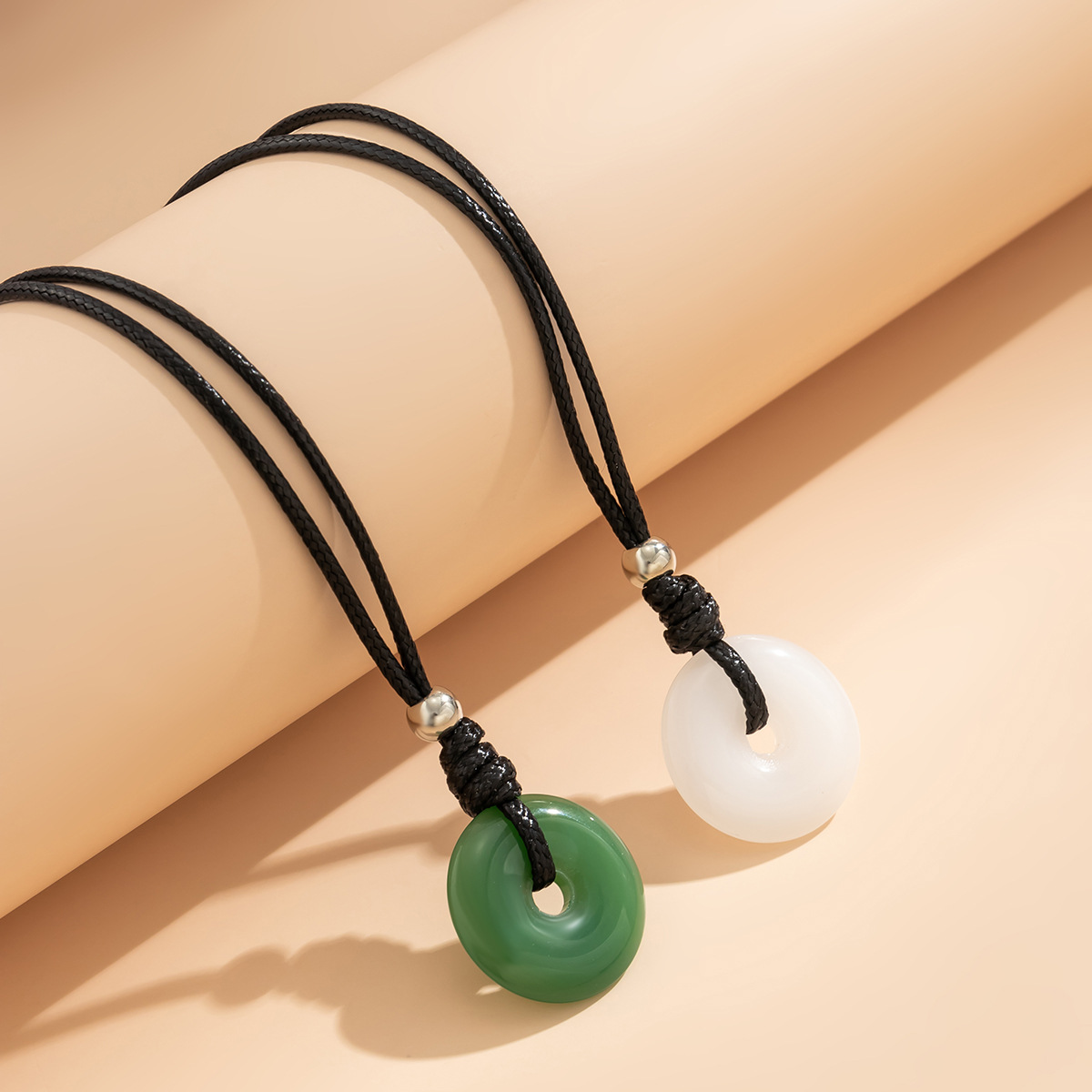 European and American cross-border jewelry, pull-out glass layering, versatile collarbone chain, sweet and cool wax thread design sense, niche necklace Application Scenario