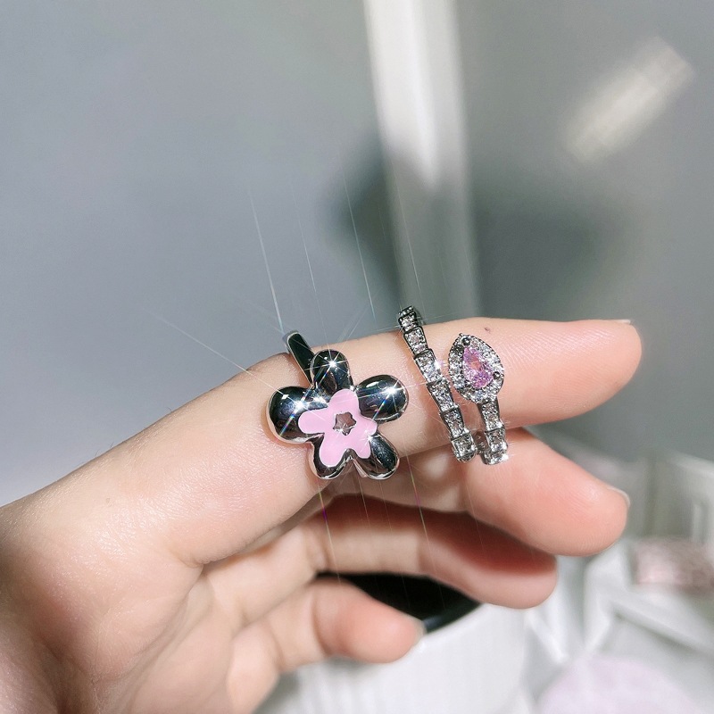 This niche, light luxury sparkling diamond snake ring exudes a sense of sophistication for women. It features a floral charm and is versatile. The cold and elegant snake-shaped ring is an autumn and winter accessory Application Scenario