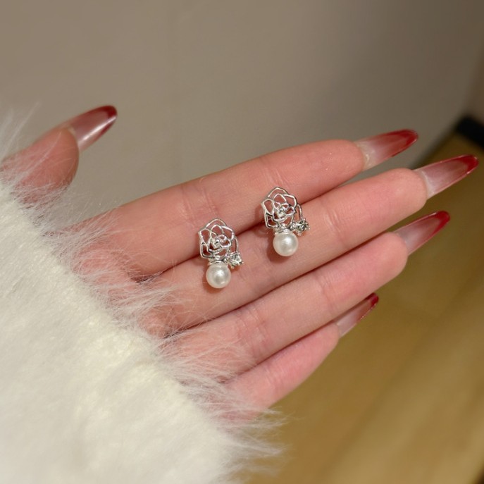 Small and exquisite hollowed-out flower pearl stud earrings for women, with a unique design sense, simple and elegant, versatile and high-end look Specification drawing