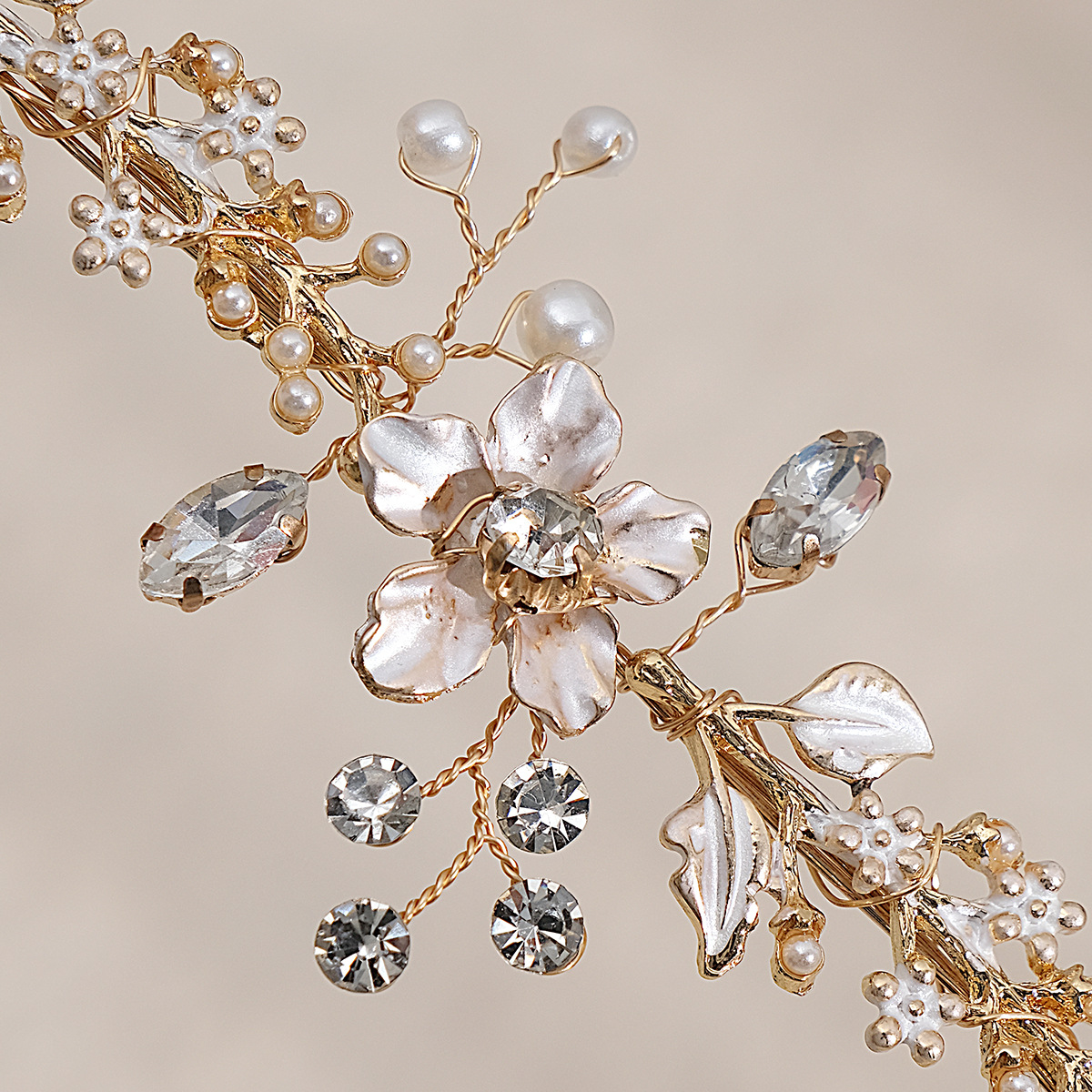 European and American simple handcrafted pearl bride headband, rose gold jelly water diamond alloy headband, wedding headwear accessories Application Scenario