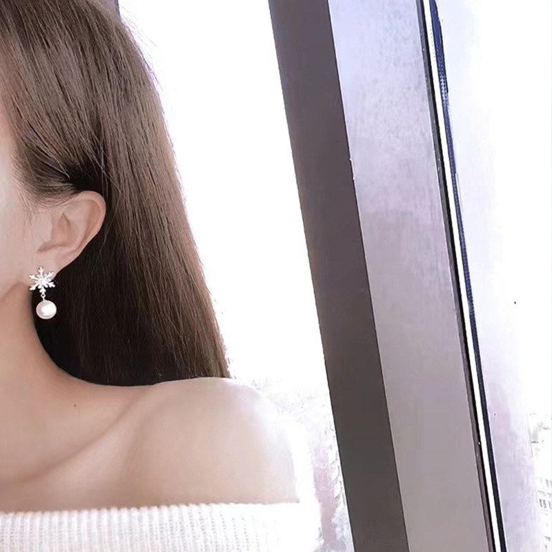 Winter snowflake pearl earrings for Women 2025 Autumn and Winter, exquisite earrings s925 Korean style earrings, French style ears details Picture