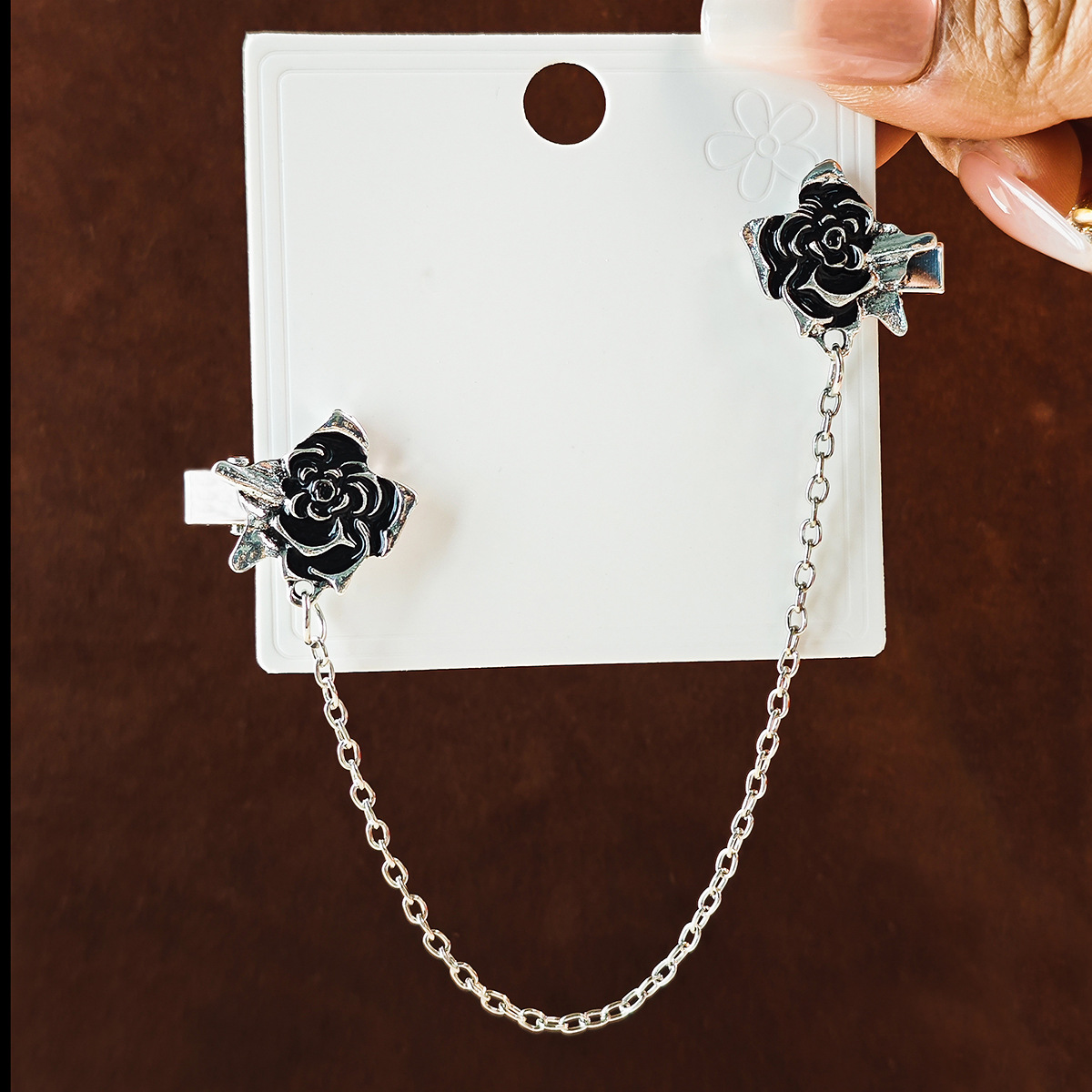 European and American cross-border retro fashion style rose dress lapel, simple and versatile design sense, clothing accessory brooch Application Scenario
