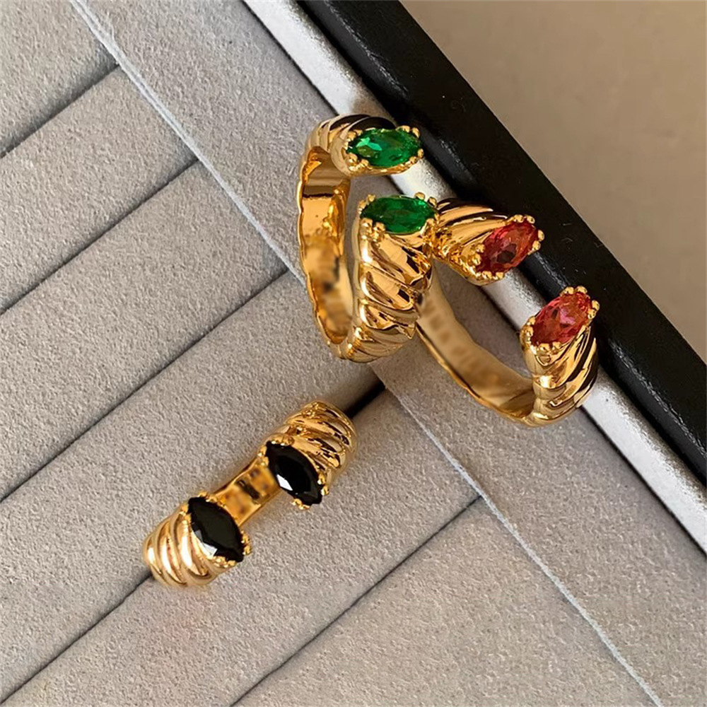 Vintage colored gemstone vintage open ring, women's gold adjustable, niche design, fashionable and elegant ring bracelet Application Scenario