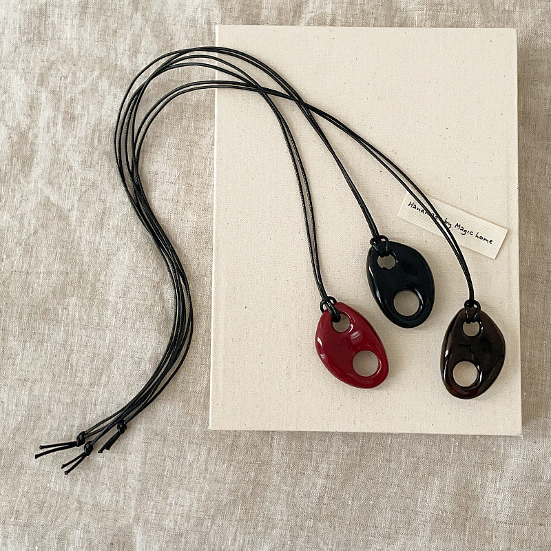 Pig nose resin pendant, long black rope necklace, women's retro personality, versatile style, fashionable neckchain, collarbone chain full figure