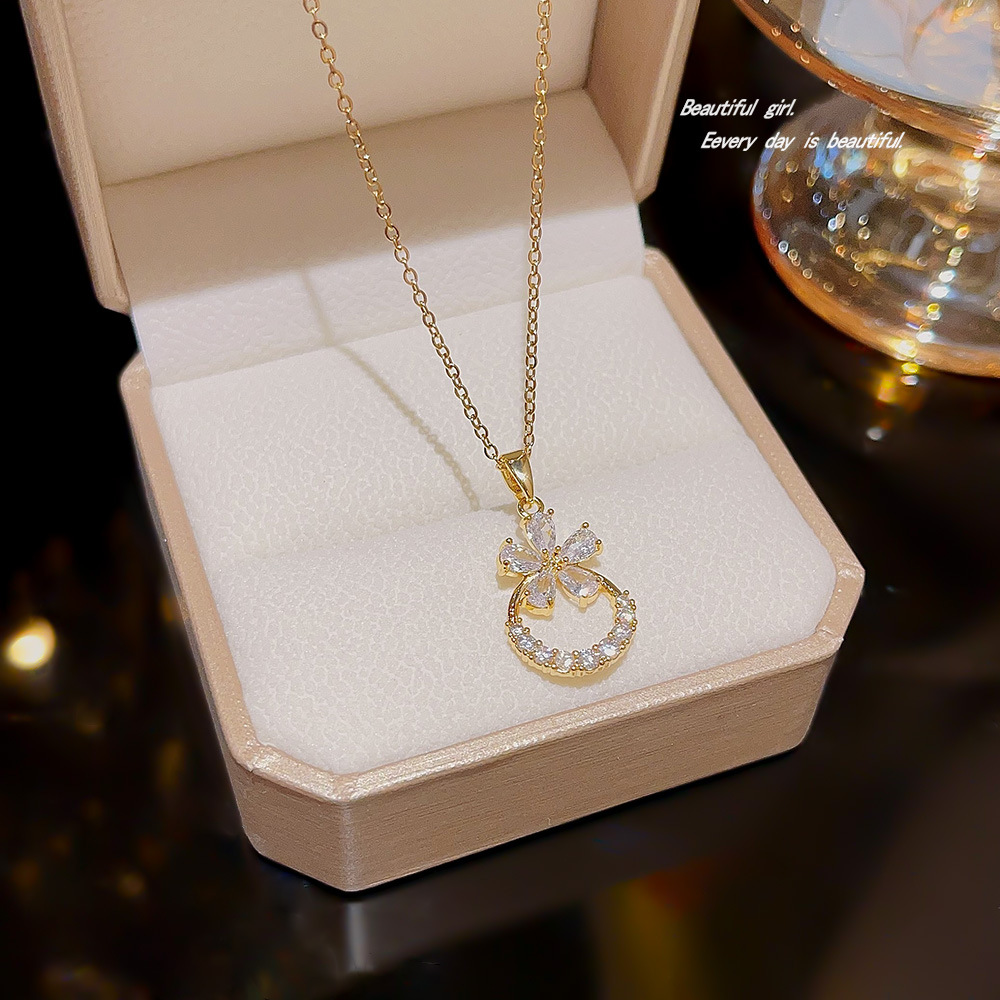 Fashionable and sweet petal necklace for women, exquisite, high-end, light luxury and niche neckchain, 2024 new style bestseller, Internet celebrity collarbone chain details Picture