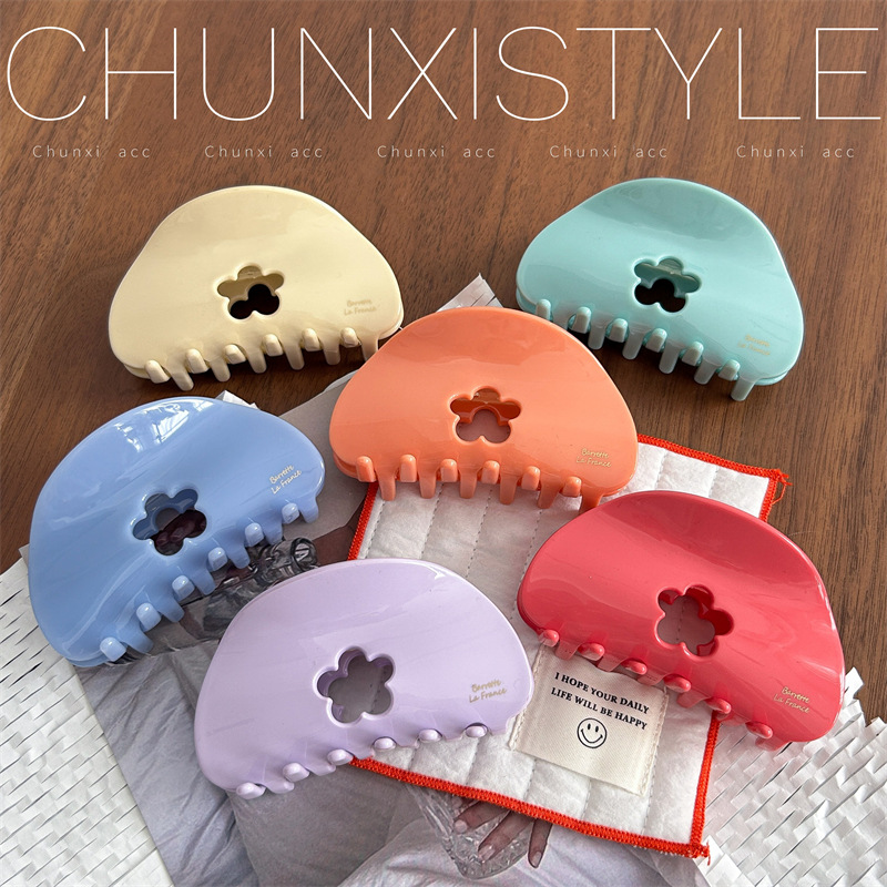 Cream yellow hollowed-out small flower grab clip, simple and versatile Korean style shark clip, sweet and elegant girl's back head updo hair accessory full figure