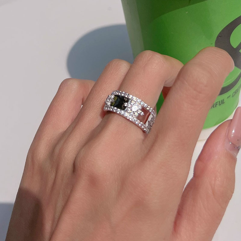 A niche design, sweet and cool, fashionable, light luxury and trendy bracelet, a female Internet celebrity, with a unique and heavy craftsmanship, an eight-pointed star zircon bracelet ring Application Scenario