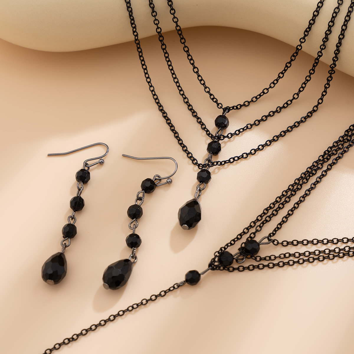 European and American cross-border jewelry, cold style multi-layer imitation crystal collarbone chain, fashionable and individual beaded necklace choker Application Scenario