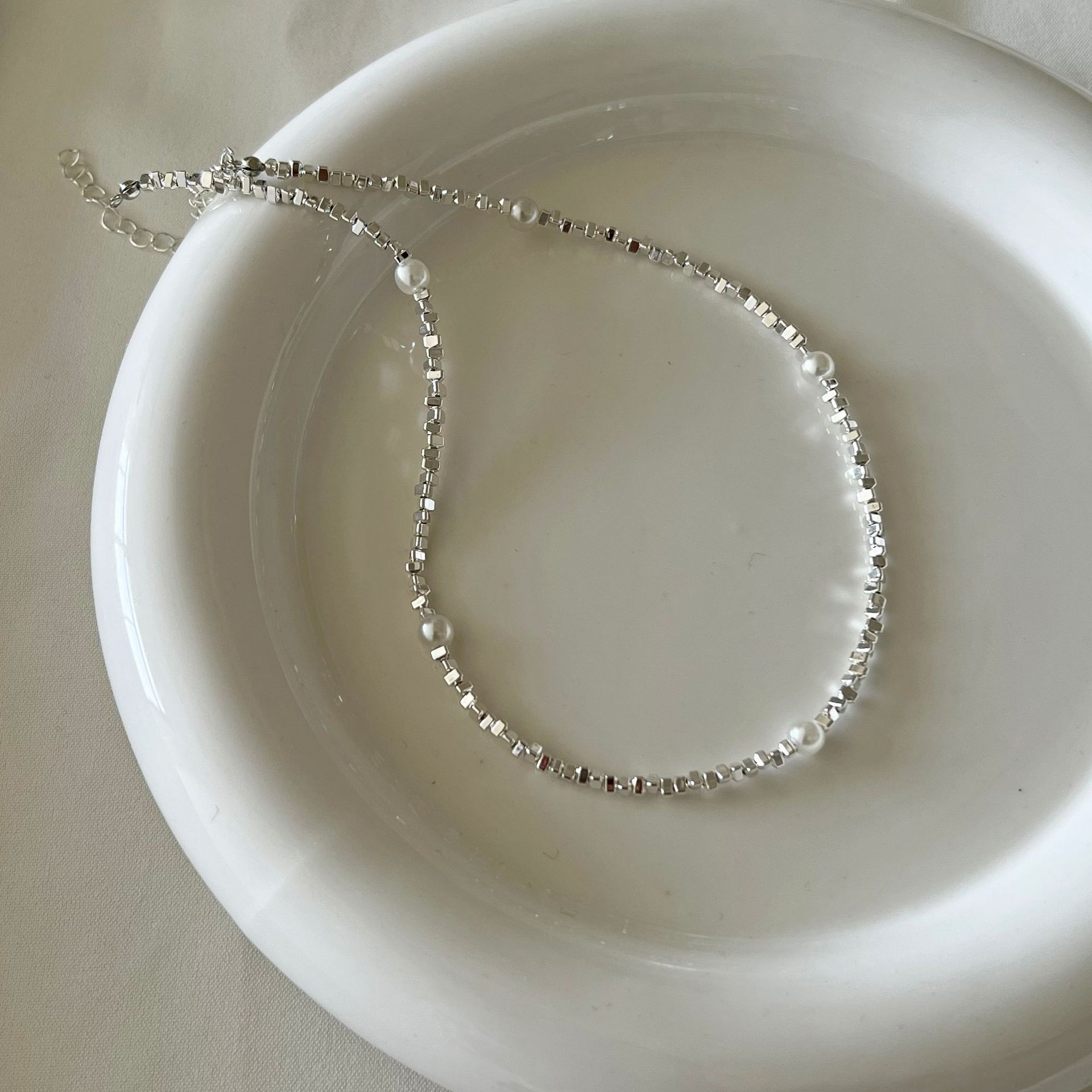 French silver imitation pearl necklace with a niche design sense for women, 2024 new light luxury neckchain and collarbone chain accessory details Picture
