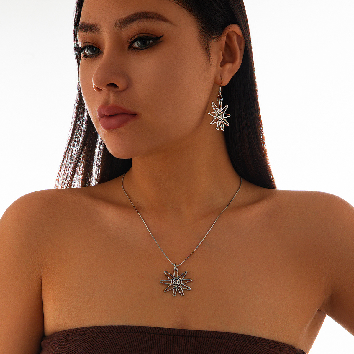 European and American cross-border jewelry, fashionable Sun three-dimensional alloy necklace set, simple geometric pendant collarbone chain details Picture