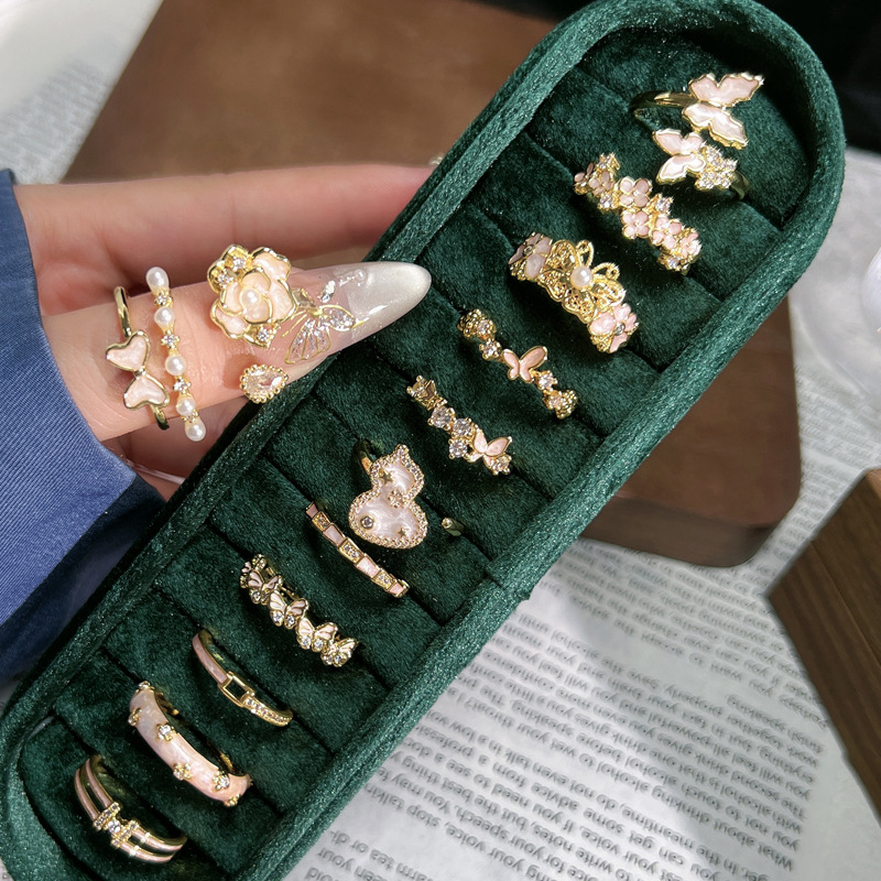 A sweet and light luxury ring with a delicate fragrance, flowers, and a touch of elegance. It features a pearl enamel camellia butterfly and a versatile index finger ring full figure