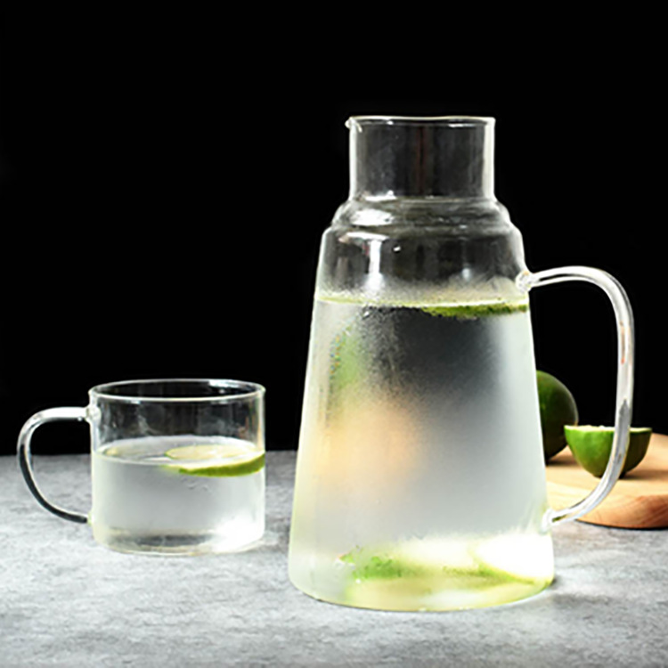Transparent glass cold water bottle with cup, cold water bottle lid integrated with handle, high borosilicate anti-scald and heat-insulating tea brewing cold water bottle Application Scenario