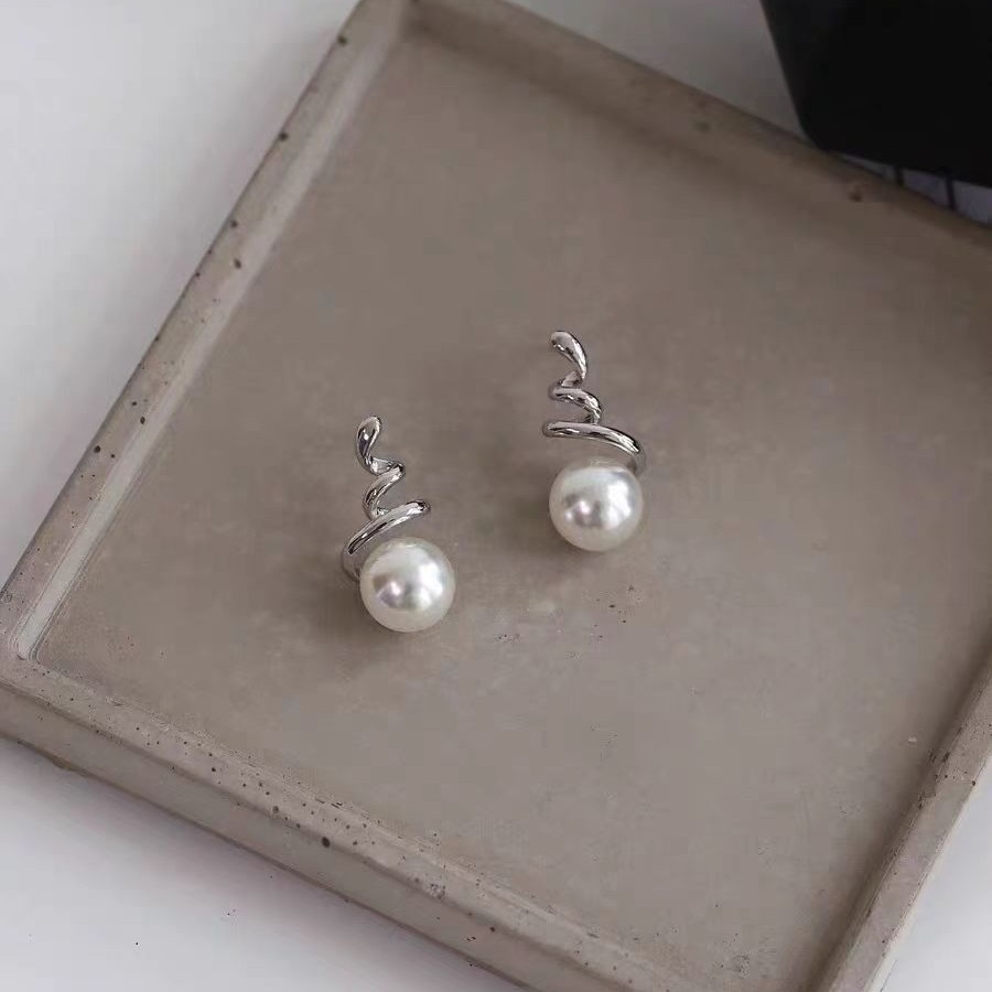 Fashionable and exquisite chanel-style pearl stud earrings with a spiral design exude a sense of high-end quality. Light luxury and niche style, versatile earrings Application Scenario