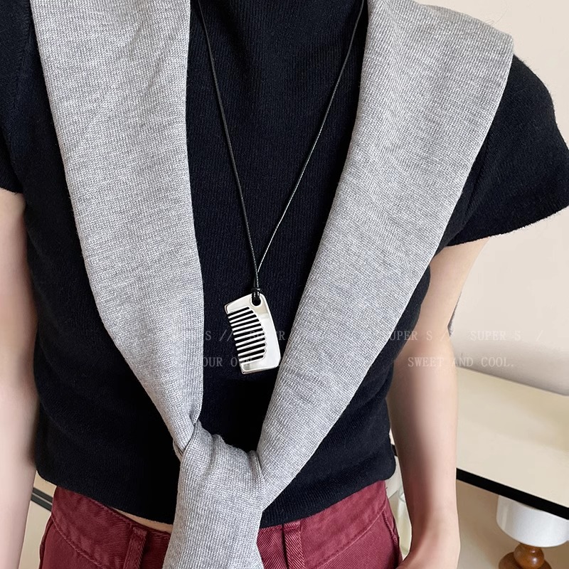 Korean niche leopard print acetate comb pendant, black rope necklace, women's design sense, versatile necklace, sweater chain Application Scenario