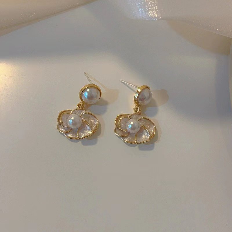French-style oil-dripping pearl flower stud earrings, a niche design with a high-end feel, fashionable and elegant, retro and refined earrings Specification drawing