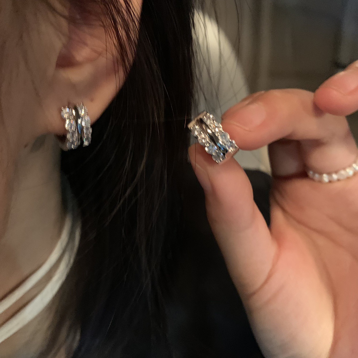 The 2023 new style of cold and stylish, versatile earrings, women's niche, high-end, fashionable and simple zircon stud earrings details Picture