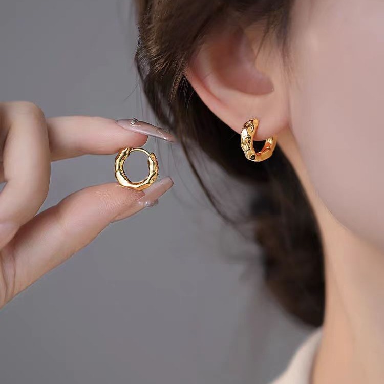 European and American metal texture ear studs, high-quality ear rims, simple and cold style, high-end ear buckles, niche design earrings, trendy for women details Picture