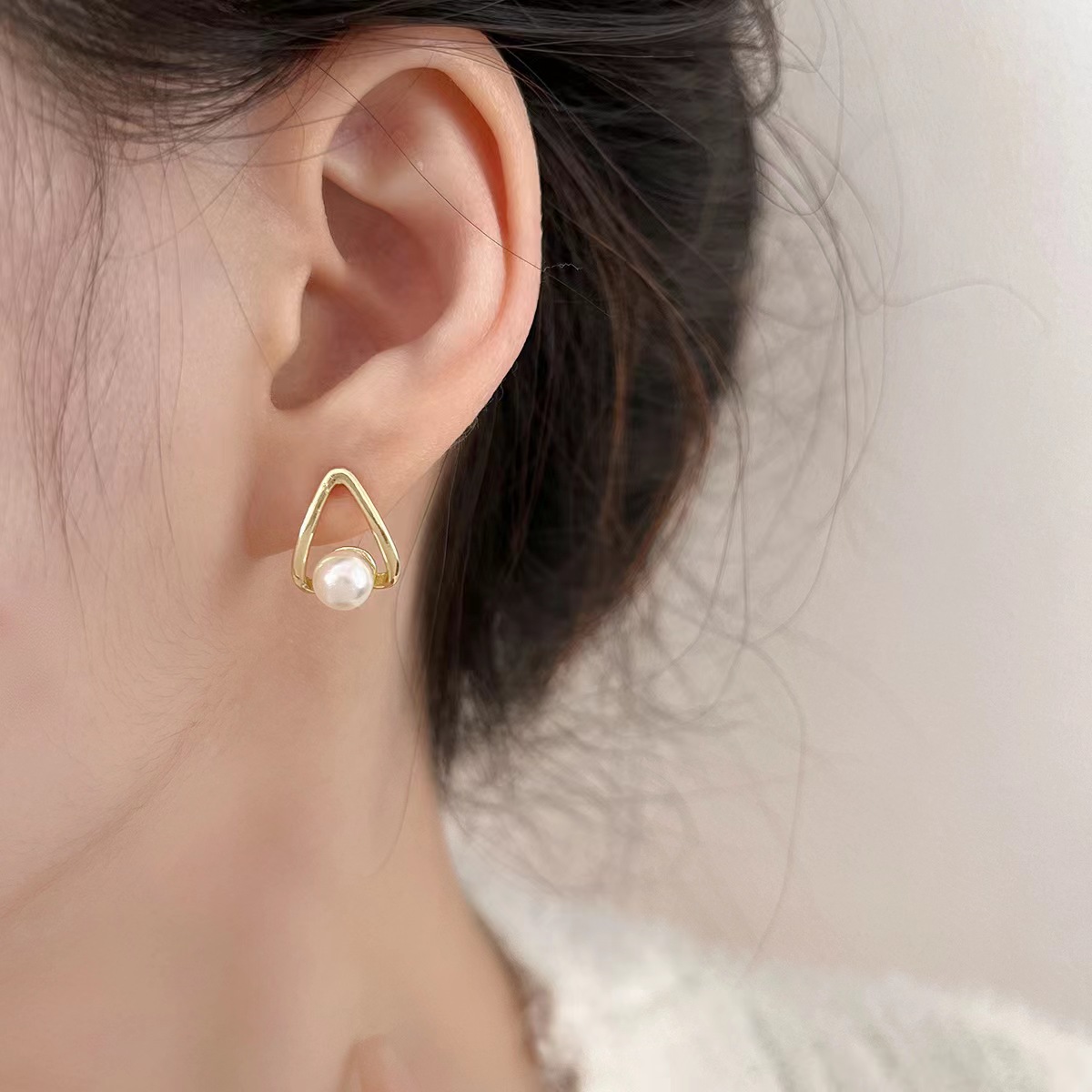 The 2025 new small-sized teardrop pearl stud earrings for women on Instagram are versatile and stylish, exuding a sense of sophistication and elegance full figure