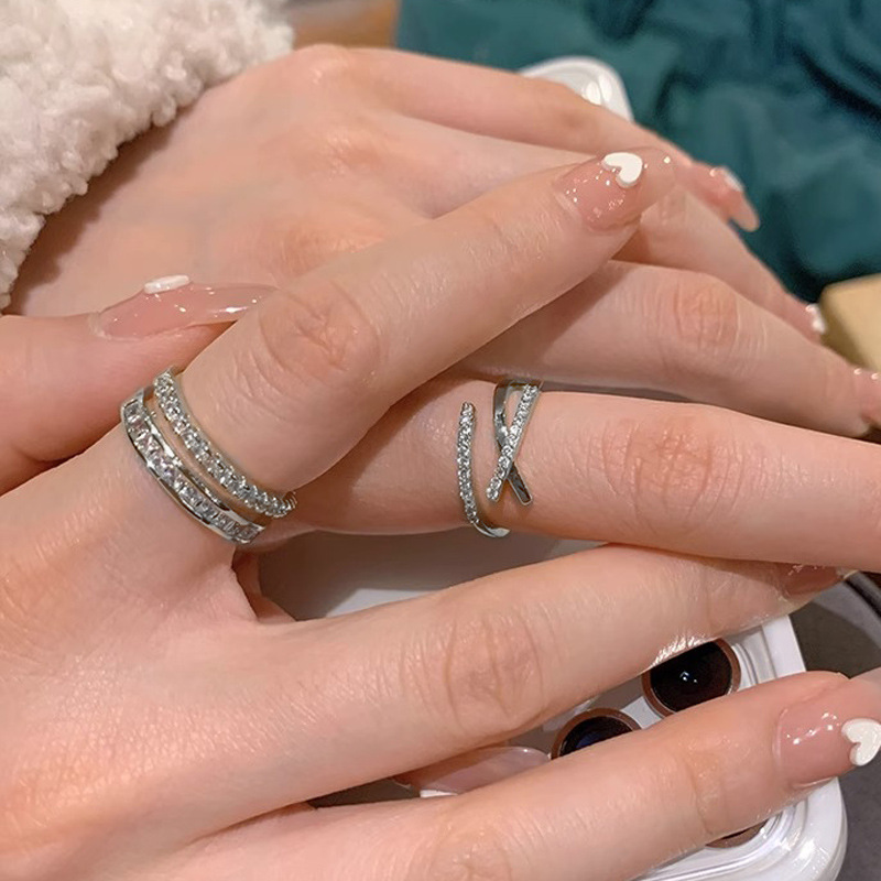 A light luxury, niche, exquisite and cold style high-end ring, a niche design for women, an ins personalized, fashionable and trendy food ring full figure